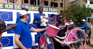 Fête de l’Europe : l’UE aux côtés des élèves de Ouagadougou pour encourager l’action sportive