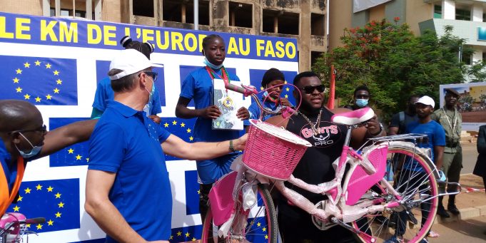 Fête de l’Europe : l’UE aux côtés des élèves de Ouagadougou pour encourager l’action sportive