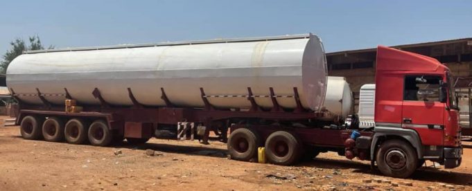 Burkina: la Douane saisit un camion-citerne de 67 000 litres d’essence super
