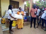 Ouagadougou: des natifs d’avril font des dons à des orphelins et des déplacés internes