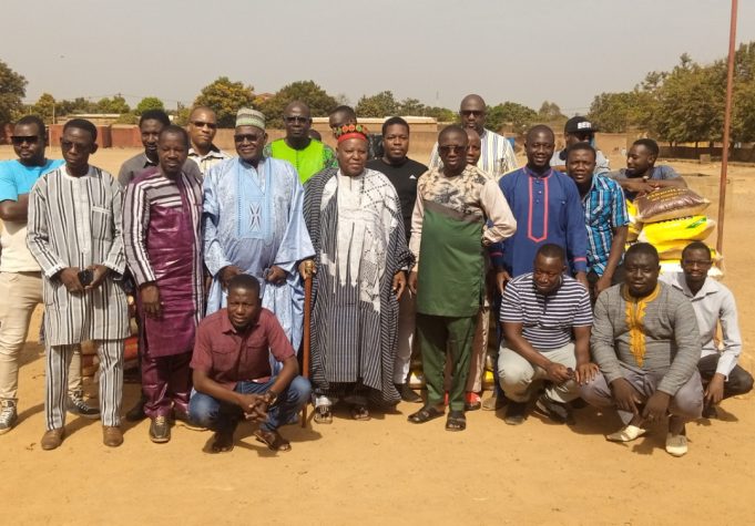 Ouagadougou : des jeunes de Walalghin offrent du riz à 100 foyers dudit quartier