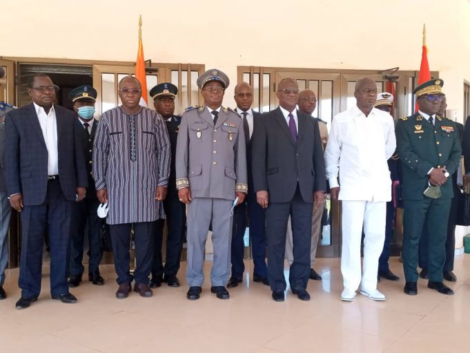 Terrorisme: les ministres ivoirien et burkinabè de la Défense en parlent à Ouagadougou