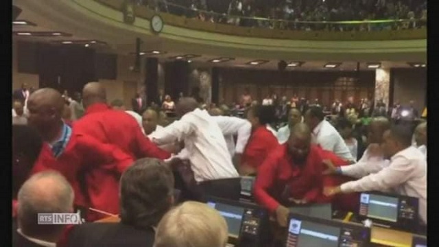 Confusion totale dans le Parlement à Midrand en Afrique du Sud