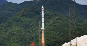 La Chine lance la première mission habitée pour la construction de la station spatiale