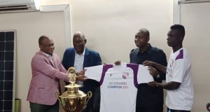 AS SONABEL: les champions présentent le trophée au ministre de l’Energie