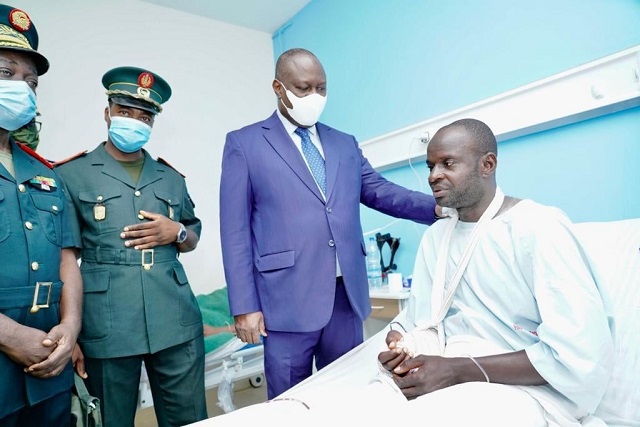 Le ministre Ouattara près d'un blessé
