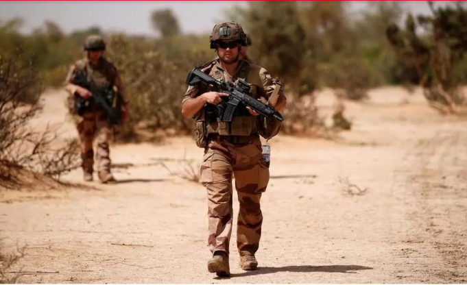 Mali: la France suspend ses opérations militaires conjointes