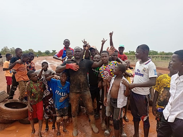 des jeunes manifestants qui ont bloqué la voie. Crédit photo Faïshal Ouédraogo