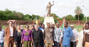 Burkina : Jean Luc Mélenchon au mémorial Thomas Sankara pour lui rendre hommage