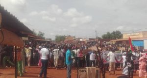 Burkina : des populations dans les Banwa manifestent pour le désenclavement de la province