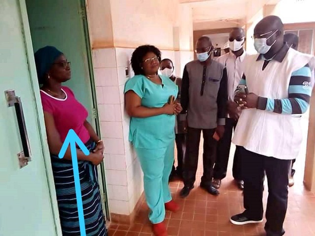 Image du gynecologue sur la photo prise avec le ministre de la santé
