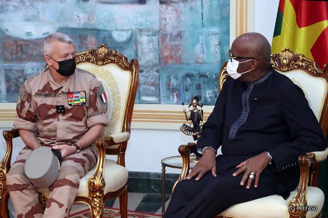 Le président du Faso (à droite) et le Commandant de la Force Barkhane, le général Marc Conruyt