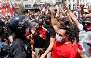 Tunisie : des affrontements éclatent après le limogeage du Premier ministre et la suspension du parlement