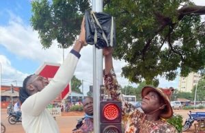 Burkina: le footballeur international Issouf Dayo offre des feux tricolores à la ville de Bobo-Dioulasso