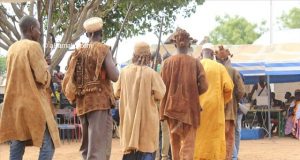 Mali: des Dozos rendent leurs armes