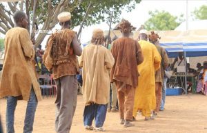 Mali: des Dozos rendent leurs armes