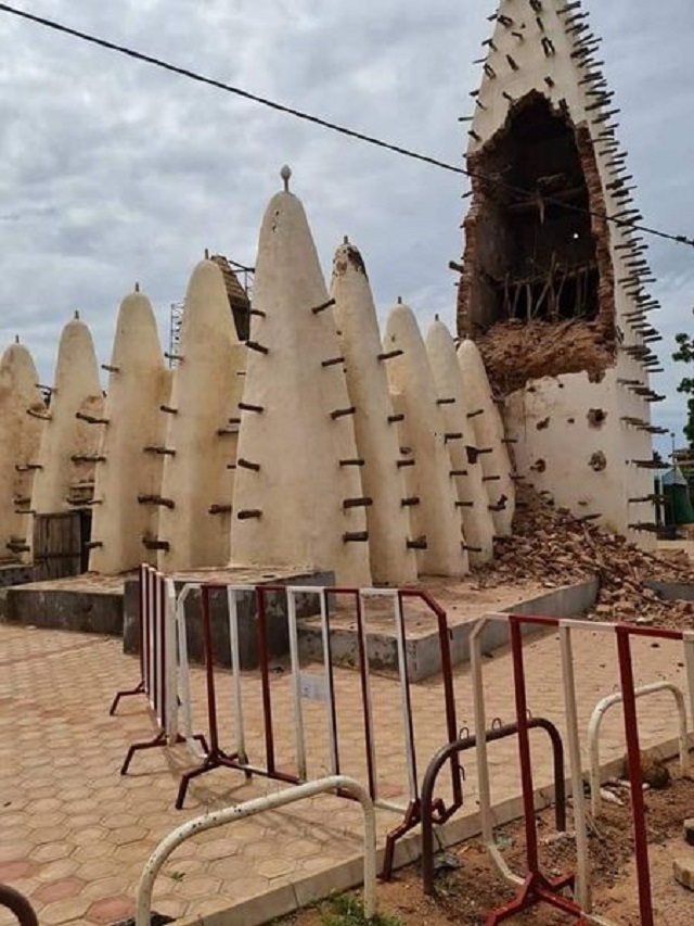 Vue de la mosquée endommagée