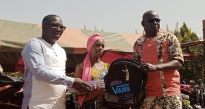 Ouagadougou/ Wayalghin: l’association Urgences Humanitaires Nord-Sud offre des fournitures scolaires à des élèves