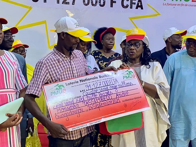 Le gagnant du jour recevant son chèque