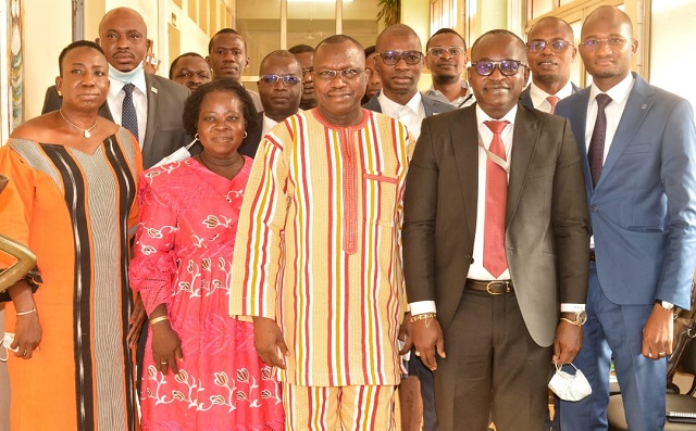 Le ministre Lassané Kaboré (au milieu) et les membres de l'APSAB