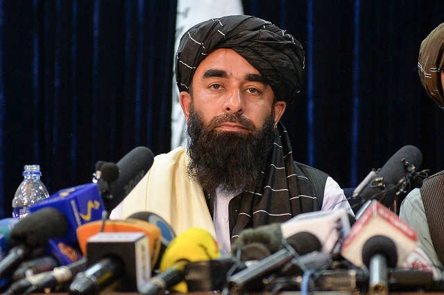 Le porte-parole des Talibans, Zabihullah Mujahid, lors de la conférence de presse mardi 17 août.