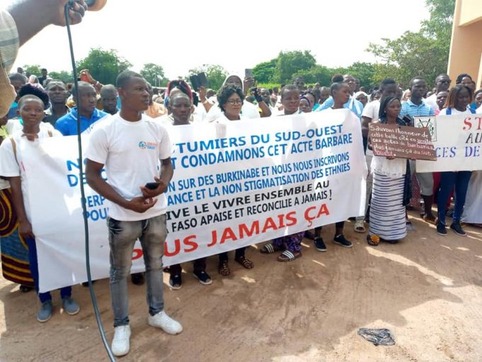Burkina: des populations marchent pour dénoncer le lynchage des agents du CCVA à Banlo