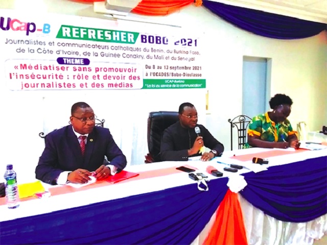 Ministre en charge de la Communication Ousséni Tamboura (au milieu tenant le micro)