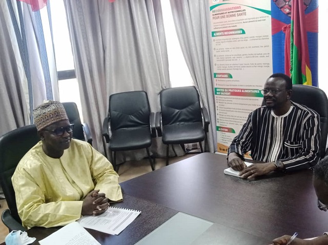 Le président APSAB Monhamed JI Compaoré (portant le bonnet) en compagnie du ministre Sanka