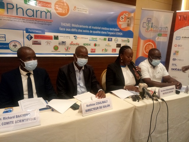 Des membres du comité d'organisation du SIPHARM