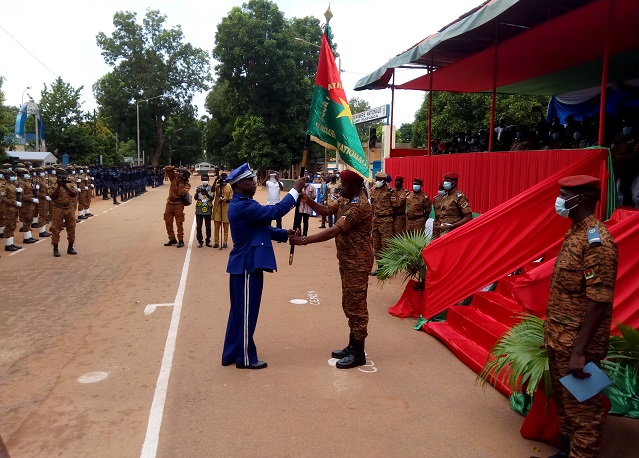 Le CEMGA, le général Gilbert Ouédraogo, remettant le drapeau au colonel-major Omer Bambara