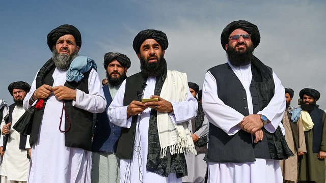 Le porte-parole des talibans, Zabihullah Mujahid, à l'aéroport de Kaboul, le 31 août. − Wakil KOHSAR AFP