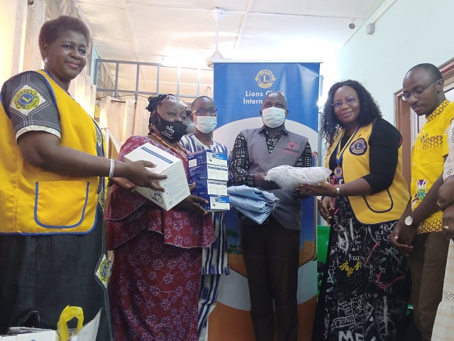 Remise symbolique du don aux responsable du service néonatal du CHU Yalgado