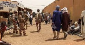Mali: négociations avec les djihadistes, nouveau coup de poignard à Macron