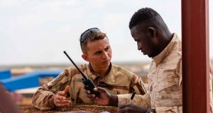 Terrorisme en Afrique: depuis le Niger, Macron veut faire beaucoup avec moins