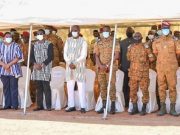 61 ans de l’Armée: le Premier ministre sur les tombes des soldats tombés au front