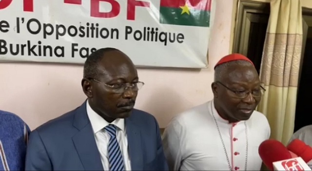 Sn Eminence Philippe Cardinal Ouédraogo (à droite) à côté du CFOP Eddie Komboïgo