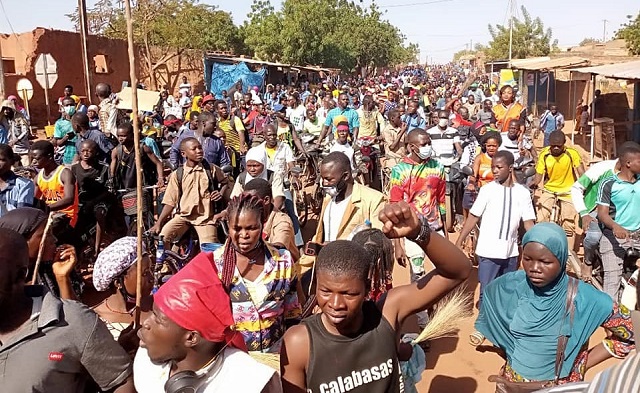 Une vue de la manifestation à Kaya
