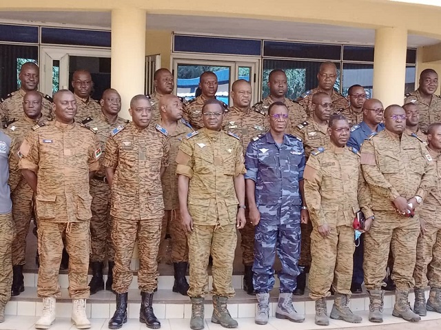 Photo de famille de la rencontre avec le personnel du Camp Paspanga