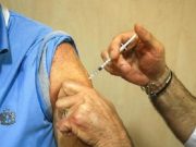 Covid-19: il tente d’esquiver la vaccination avec un faux bras