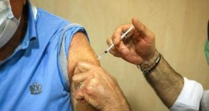 Covid-19: il tente d’esquiver la vaccination avec un faux bras