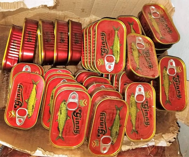 Des boîtes de sardines impropres saisies