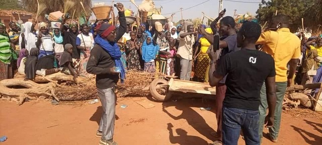 Des manifestants ont bloqué l'axe Djibo-Kongoussi (crédit photo Oméga)
