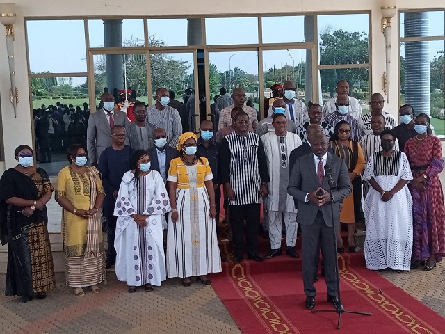 Le premier ministre Lassina Zerbo entouré par les ministres