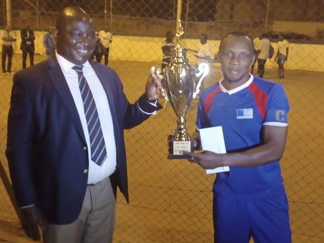 Remise du trophée au capitaine de CORIS Assurances