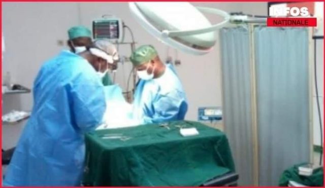 Une vue de l'opération de la transplantation du foie réussie