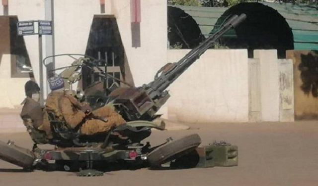 Des militaires burkinabè sur DCA posté près de la RTB