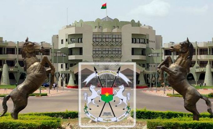 Burkina: une junte suspend la Constitution et les institutions du pays