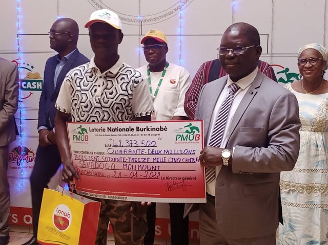 Le gagnant du plus gros lot, Moumouni Savadogo, avec le DG de la LONAB