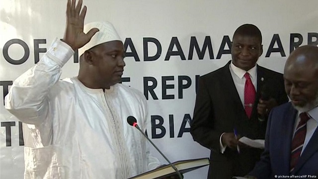 Le président Adama Barrow prêtant serment