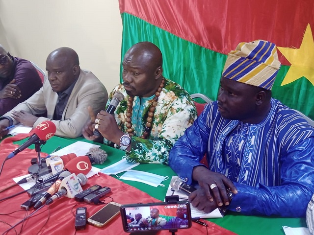 Les conférenciers avec Hervé Ouattara (micro en main) et Abdoul Karim Baguian dit Lota (à droite bonnet sur la tête)